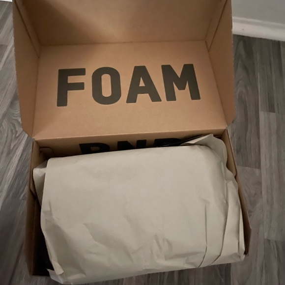 Yeezy Foam Runner Carbon - Picture 3 of 6